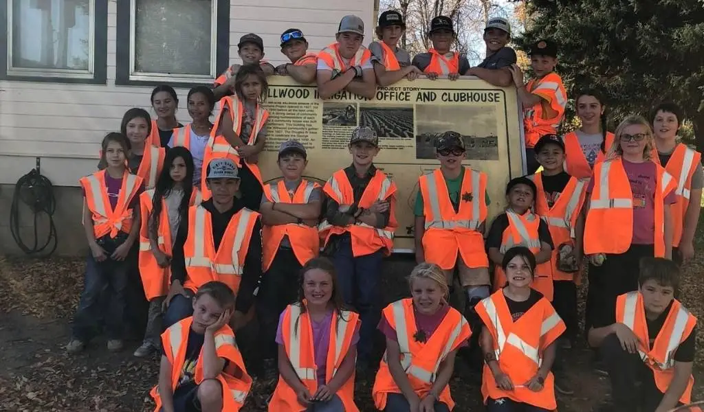 4-h club after highway cleanup posing by willwood clubhouse sign