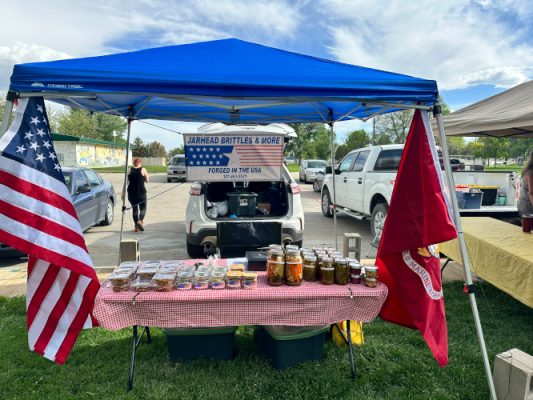 Canned vegetables on a table with the national flag and marine flag.