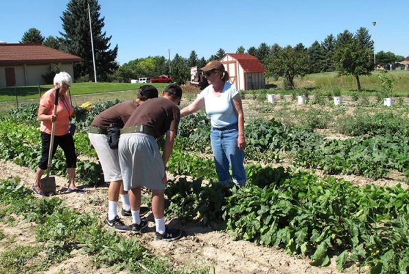 UWE-Platte-County-1-500h People working in a garden